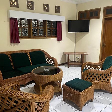 Hotel Puspa Sari Чиатер Экстерьер фото
