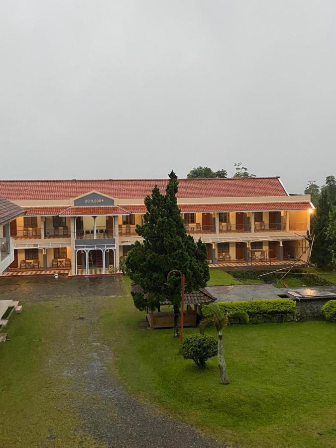 Hotel Puspa Sari Чиатер Экстерьер фото