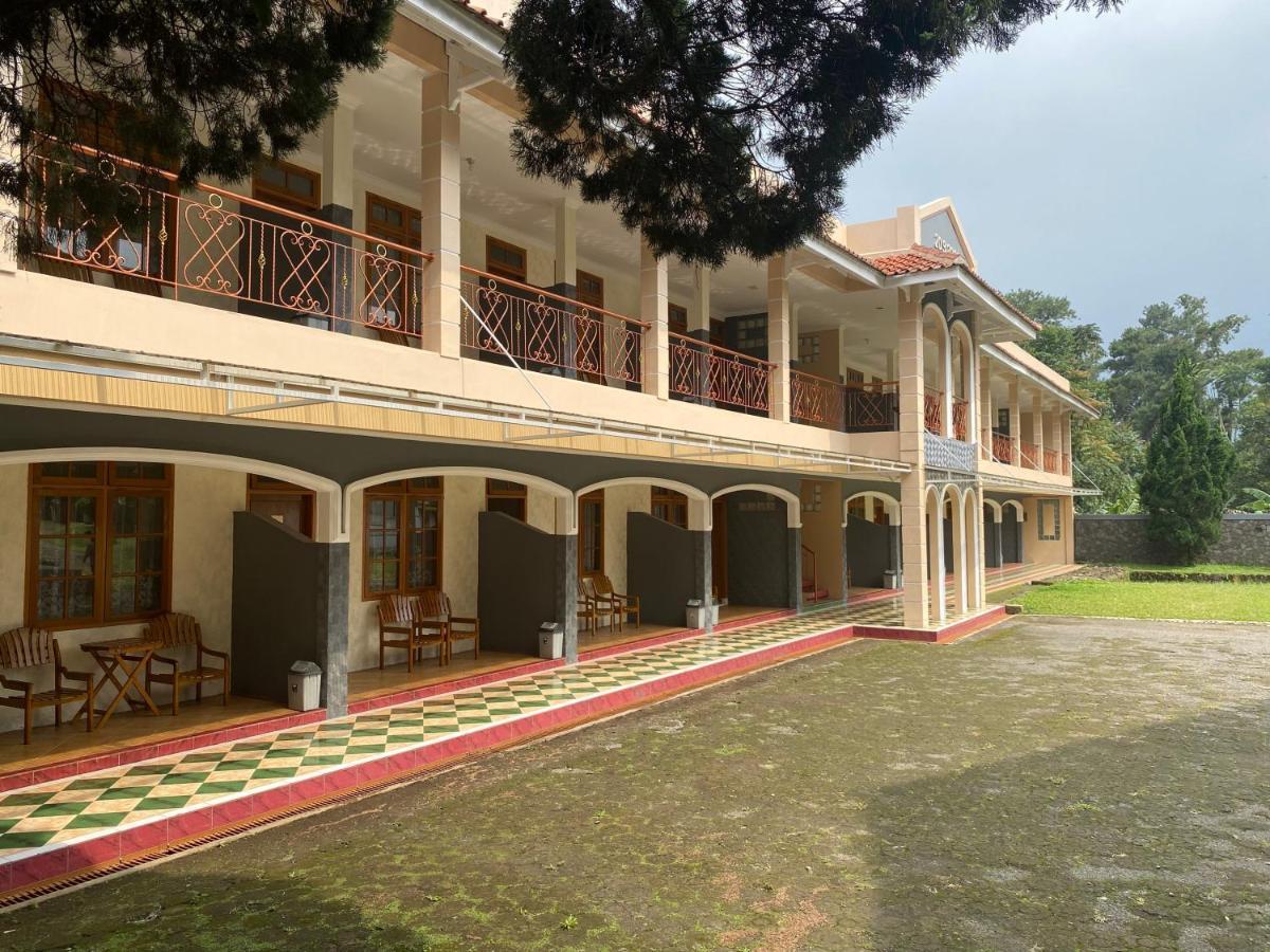Hotel Puspa Sari Чиатер Экстерьер фото