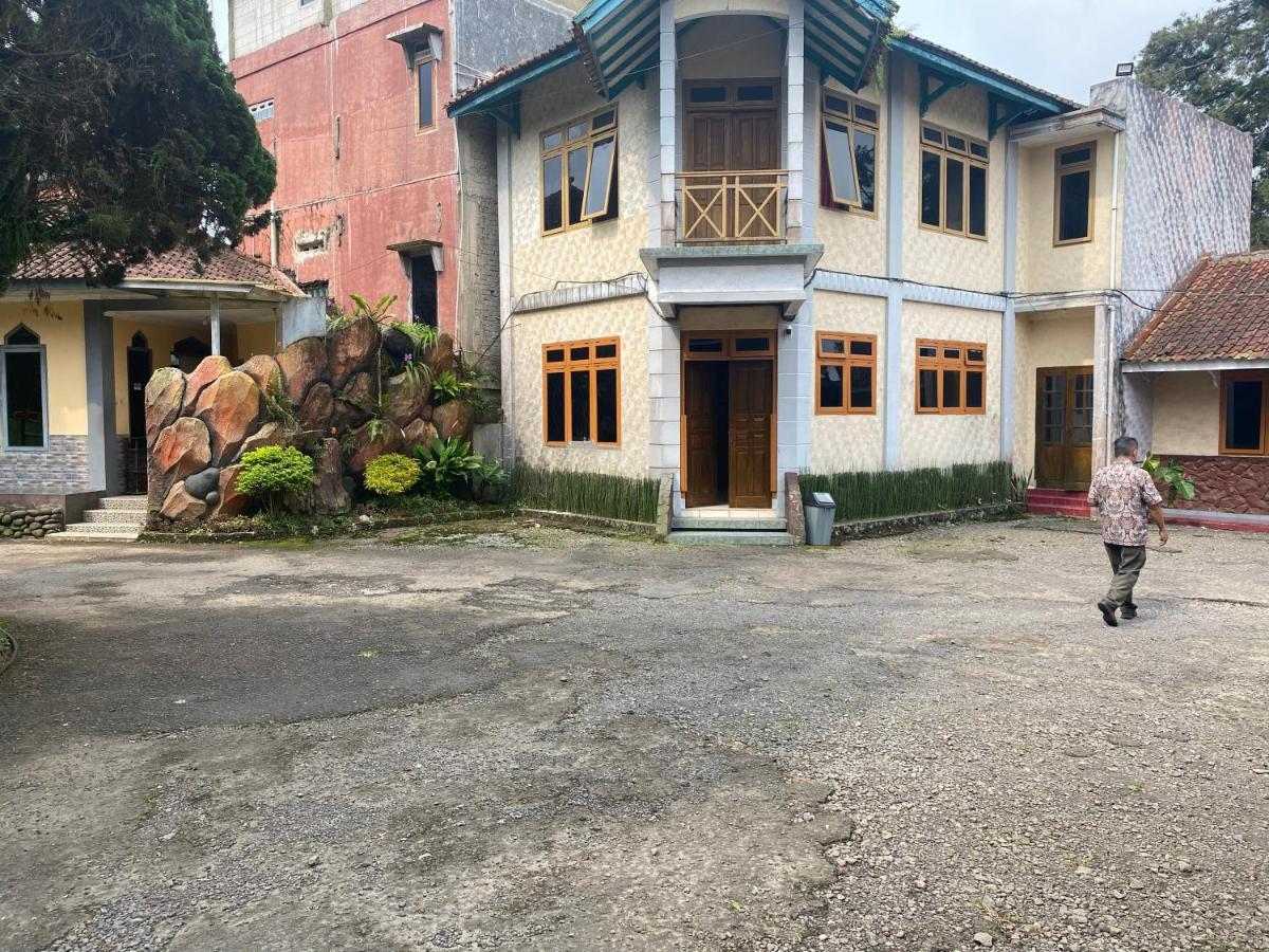 Hotel Puspa Sari Чиатер Экстерьер фото