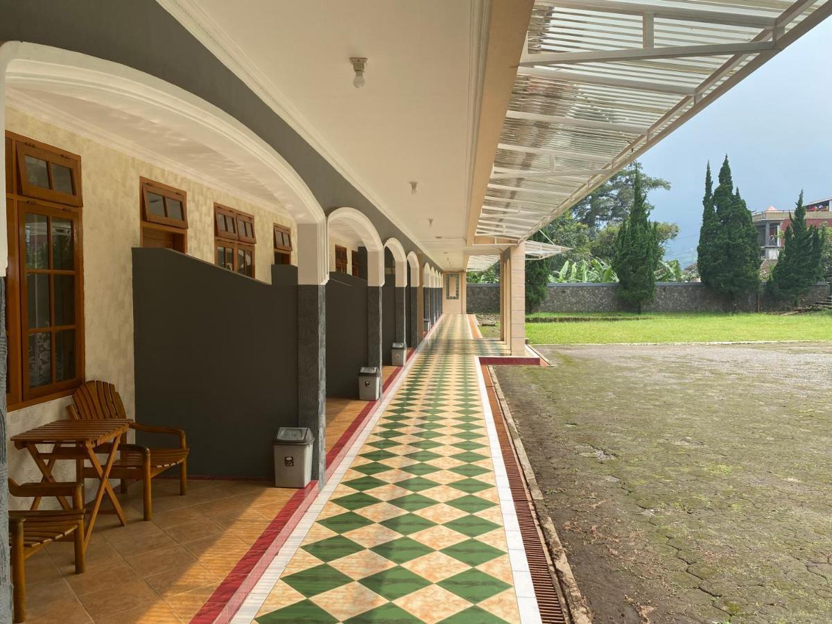 Hotel Puspa Sari Чиатер Экстерьер фото