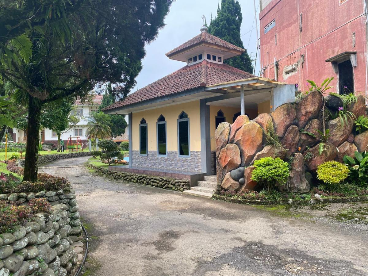 Hotel Puspa Sari Чиатер Экстерьер фото
